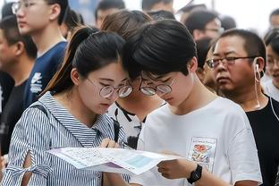 这防守精神值得点赞！弗兰脱衣庆祝后裸上身回追防守！